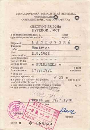 K pasu naší babičky byly vystaveny dva cestovní doklady pro mne a pro Andreu na naši první zahraniční cestu, s Pramenem Pardubice do Bulharska. Už jsem zapomněla, že doklad byl i v ruštině.